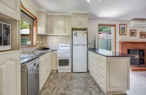Bright Apartment | Camelia Place, Bright