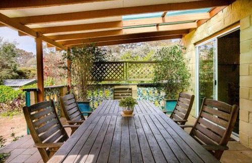 Margaret River House | Camellia Cottage - Country Rustic Charm Close to Forest and Town