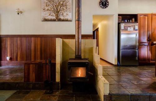 Margaret River House | Camellia Cottage - Country Rustic Charm Close to Forest and Town