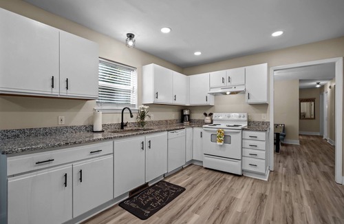 Wilmington Cottage | Camelot Cottage - Pet friendly, 7 mins to Wrightsville Beach, UNCW & More!