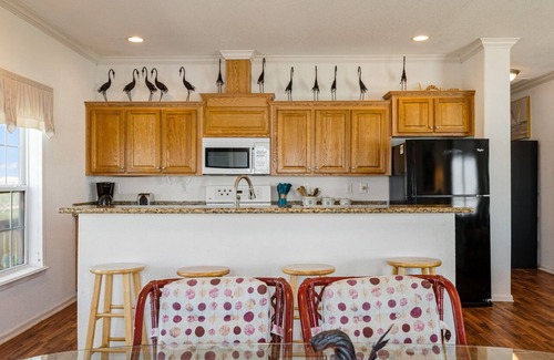 Port Bolivar House | Camelot - Huge fenced Beachfront Lot! 2 bedroom, budget friendly!