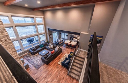 Colorado Springs House | CAMELOT · ✔︎Rockies Views ✔︎Sleeps 34 Big Groups ✔︎ Fully