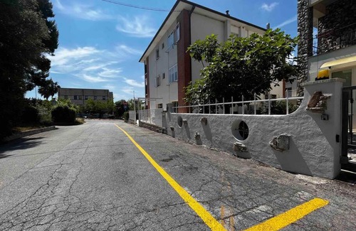 Sirolo Apartment | CAMERA Wi-Fi, Corte a pochi passi dal mare