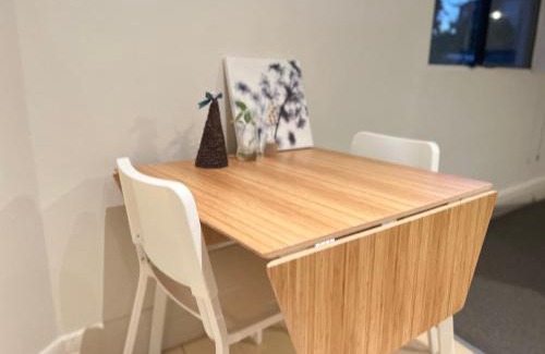 Cammeray Apartment | Cammeray Stay Above a Trendy Café, 2 free Cupsday