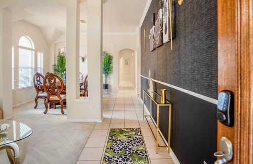 Houston House | Camp out in Htx. Sleeps 9, near - IAH & Spring