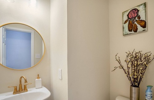 Houston House | Camp out in Htx. Sleeps 9, near - IAH & Spring