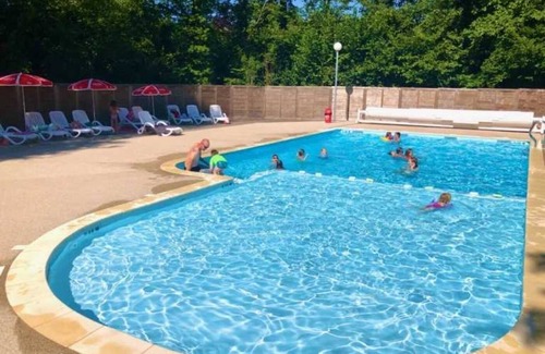 Lons-le-Saunier House | Camping 4 étoiles - Piscine - efa00b
