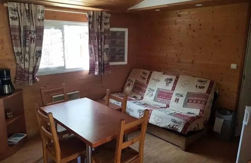 Saint-Martin-de-Queyrieres Ski Chalet | Camping-Caravaneige l'Iscle de Prelles * - Chalet Grand Confort Type KAITI 830 - 33 m2/2 bedrooms - Covered terrace 15 m2 6 people