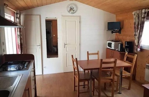 Saint-Martin-de-Queyrieres Ski Chalet | Camping-Caravaneige l'Iscle de Prelles * - Chalet Grand Confort Type KAITI 830 - 33 m2/2 bedrooms - Covered terrace 15 m2 6 people