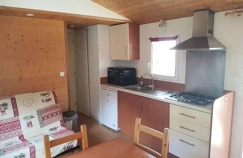 Saint-Martin-de-Queyrieres Ski Chalet | Camping-Caravaneige l'Iscle de Prelles * - Chalet Grand Confort Type KAITI 830 - 33 m2/2 bedrooms - Covered terrace 15 m2 6 people