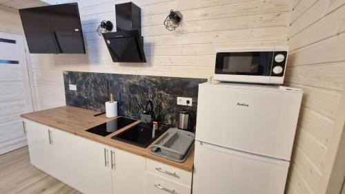 Trzesacz House | Camping KLIF-nowe KLIMATYZOWANE domki, 400m od centrum Rewala, 30m od MORZA