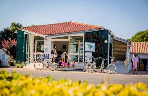 Le Bois-Plage-en-Re House | Camping LES VARENNES * - Mobil-home SALINE 2 chambres 4 personnes