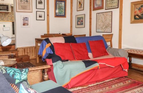 Beddgelert House | Can Yr Afon