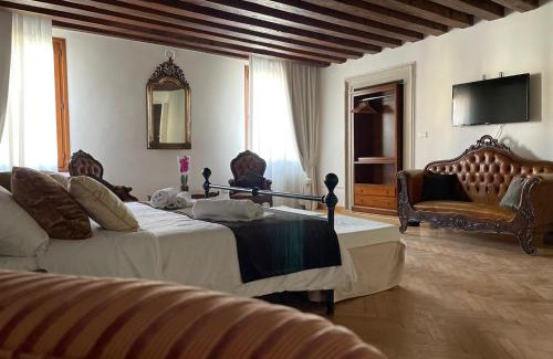 Santa Croce House | Canal Riva De Biasio