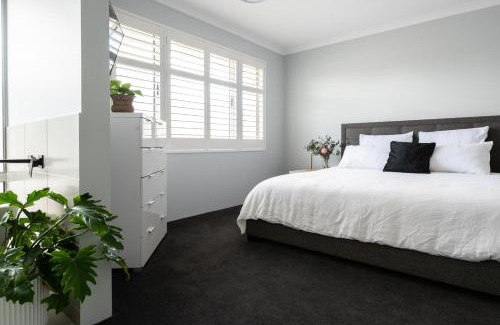 Wannanup House | Canal Sunsets, Dolphins,wifi, Pool Table, Family