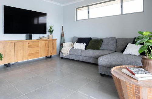 Wannanup House | Canal Sunsets, Dolphins,wifi, Pool Table, Family