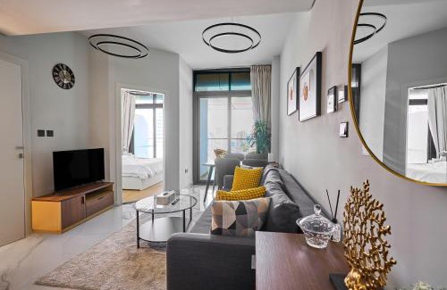 Abu Dhabi Apartment | Canal View 1BR near Galleria Mall & Cleveland