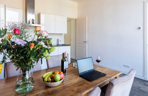 Oude Pijp Apartment | Canal view apartment in the center of Amsterdam