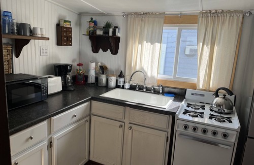 Ludington Cottage | Canary Cottage: Lakeside, Boat Slip, Beach, Family Friendly