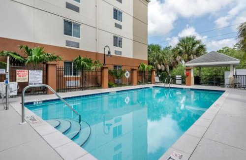 Biggar Hotel | Candlewood Suites Fort Myers/Sanibel Gateway by IHG