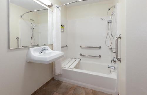 Kalamazoo Hotel | Candlewood Suites Kalamazoo by IHG