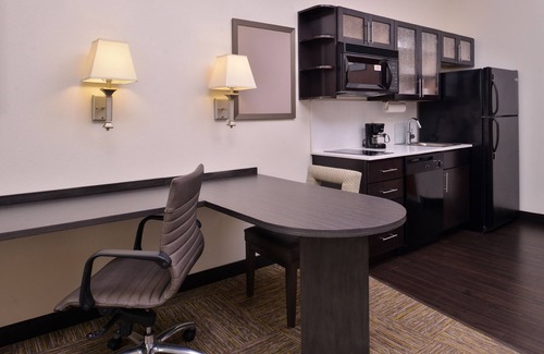 Downtown Hotel | Candlewood Suites Terre Haute by IHG