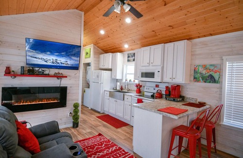 Turtletown Cabin | Caney Creek| Luxury Creekfront | Tiny Cabin|Hot Tub | Wifi | Dog Friendly