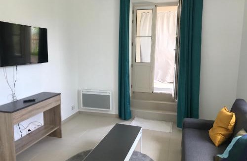 Carnot Apartment | Cannes 2 pieces de 49 m2 ,piscine. Jardin privatif