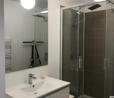 Carnot Apartment | Cannes 2 pieces de 49 m2 ,piscine. Jardin privatif