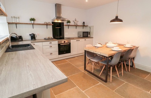 Belford Cottage | CANNY COTTAGE, pet friendly, with open fire in Belford