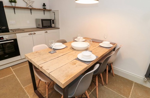 Belford Cottage | CANNY COTTAGE, pet friendly, with open fire in Belford