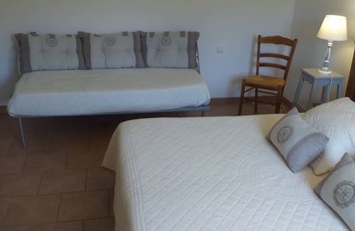 Lacoste House | Cante Grillet in LACOSTE (84) in PROVENCE Quiet countryside Chambre FANNY
