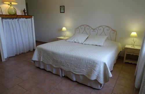 Lacoste House | Cante Grillet in LACOSTE (84) in PROVENCE Quiet countryside Chambre FANNY