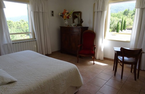 Lacoste House | Cante Grillet in LACOSTE (84) in PROVENCE Quiet countryside Chambre FANNY