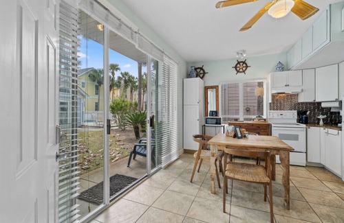 Crystal Beach Cottage | Cap’s Cottage14B Beachwalk Pool Beach Setups