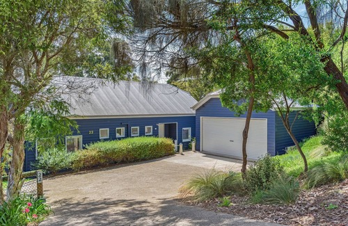 Portsea House | Cape Cod Inspired Classic dwelling, this picturesque home (sleeps 9)