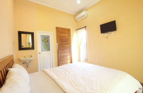 Mekar Bhuwana Hotel | Capital O 94011 Binhari Guest House