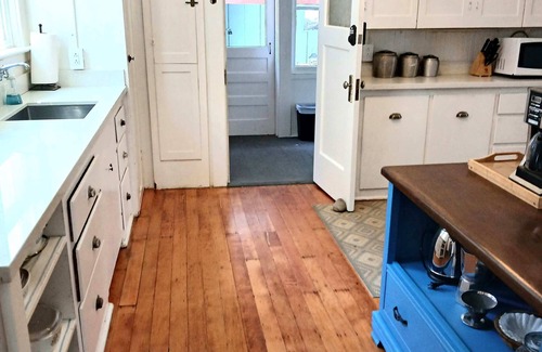 Capitola House | Capitola Village Craftsman Cottage- 4 min to beach