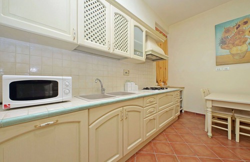 Monti Apartment | Capocci - 2br In Rione Monti By Halldis