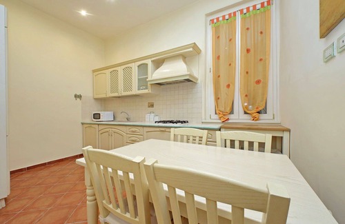 Monti Apartment | Capocci - 2br In Rione Monti By Halldis