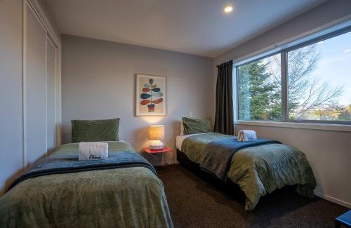 Lake Tekapo House | Capricorn - 2BR Easy Drive to Dark Sky Dining