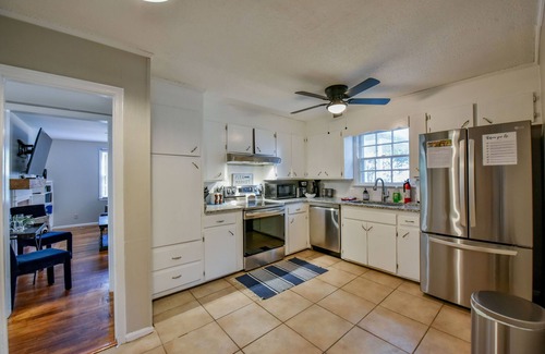 Tuscaloosa House | Capstone Cottage - Fenced in Backyard! Book Now for Football Season!