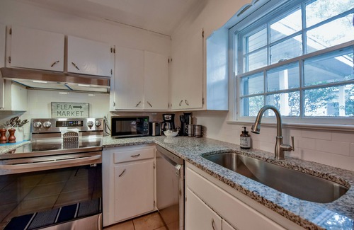 Tuscaloosa House | Capstone Cottage - Fenced in Backyard! Book Now for Football Season!