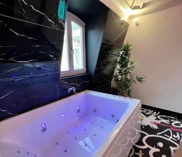Valenciennes Apartment | Capsule Art Déco - Jacuzzi - Netflix - Home Cinéma - Arcade de jeux & Nintendo switch - 2 chambres - Filet suspendu