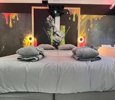 Valenciennes Apartment | Capsule Art Déco - Jacuzzi - Netflix - Home Cinéma - Arcade de jeux & Nintendo switch - 2 chambres - Filet suspendu