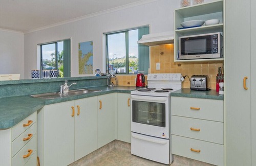 Cooks Beach House | Captain's Cabin - Cooks Beach Holiday Home