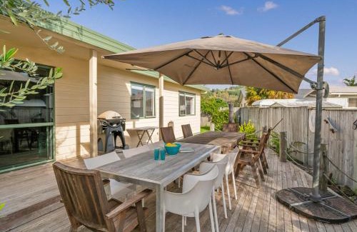 Cooks Beach House | Captain's Cabin - Cooks Beach Holiday Home