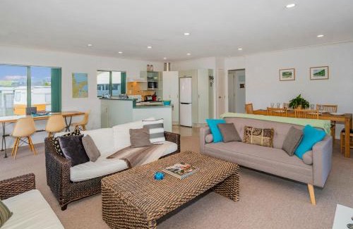 Cooks Beach House | Captain's Cabin - Cooks Beach Holiday Home