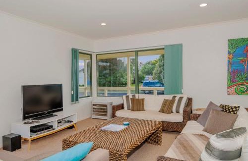 Cooks Beach House | Captain's Cabin - Cooks Beach Holiday Home