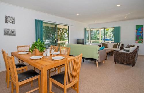 Cooks Beach House | Captain's Cabin - Cooks Beach Holiday Home
